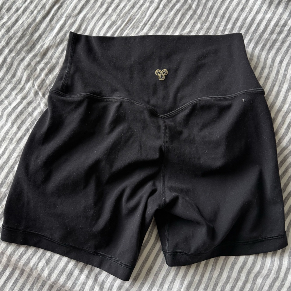 Aritzia 5” Butter Shorts HR